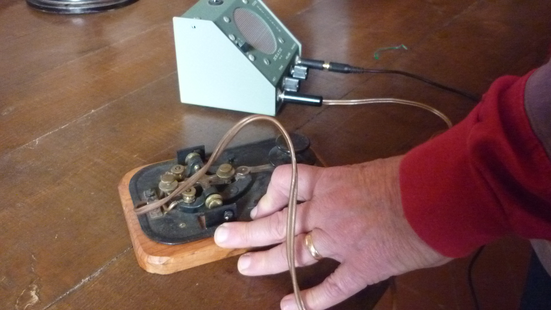 JeanLouis Godin dona un aparato de Morse a la Casa de la Radio y la